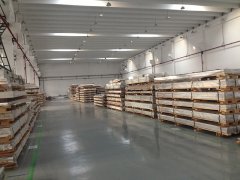 仓库堆放密度板材